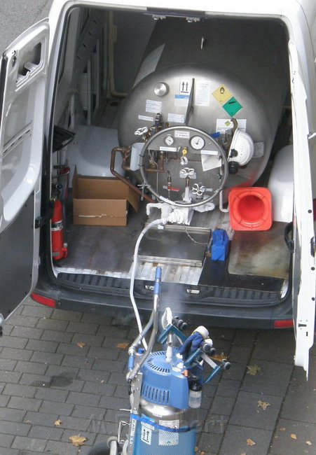 Sauerstofftank kontrolliert abgelassen Koeln Lindenthal P002.JPG